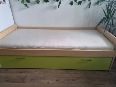 Predám zelenú rozťahovaciu posteľ + 2 matrace