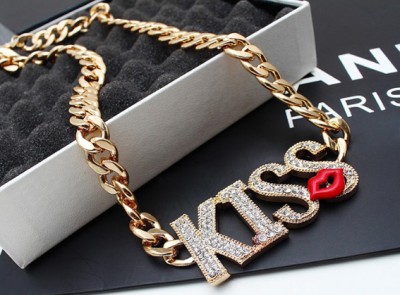 Štýlový náhrdelník - nápis KISS