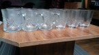 Súprava tanierov a pohárov z vyrezávaného skla