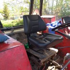 univerzalnu odpruženu sedacku (sedadlo) na traktor