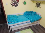 Detská posteľ s prístelkou a zábranou