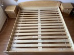 posteľ z masívneho dreva