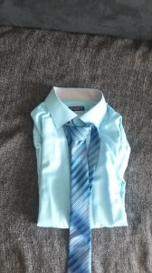 Nová košeľa s kravatou