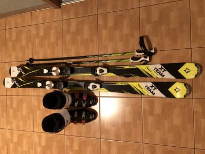 Lyže s lyžiarským vybavením