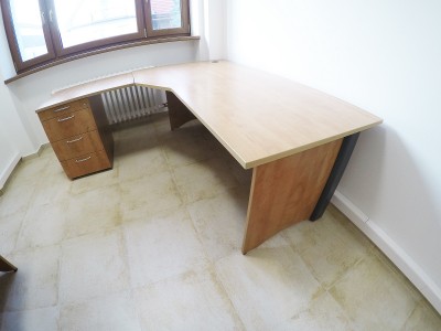 Kompletný kancelársky stôl s kabinetom