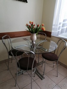 Kuchynský stôl + 4 stoličky