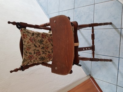 Jedálenská stolička v zachovalom stave