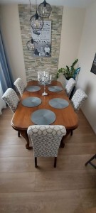 Masívny drevený stôl