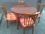 Okrúhly stôl a štyri staličky