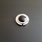 Čierny hák s kryštálikmi na zavesenie kabelky