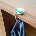 Zelený hák na zavesenie kabelky