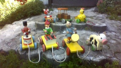 staré drevené hračky na kolieskach...