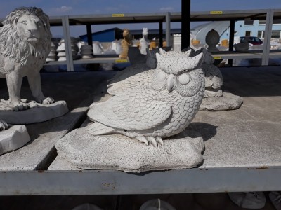 Betónová socha sovička