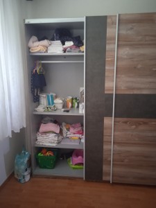 Skriňa s posuvnými dverami