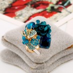Párty prsteň s kryštálmi a ružou – modrý