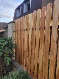 Plotové dosky, drevený plot a hobľované dosky