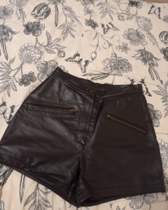 Kožené kraťasy s vysokým pásom