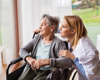 Opatrovatelka, opatrovatel, zdravotna asistentka