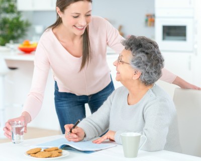 Opatrovatelka, opatrovatel, zdravotna asistentka