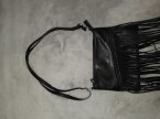 Dámska čierna kabelka s strapcami
