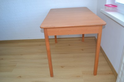 Jedalensky roztahovaci stol + 4 stolicky