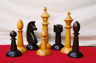 Obří zahradní šachy, ručně soustružené z bukového