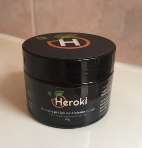 Prasok na bielenie zubov s aktivnym kokosovym uhli