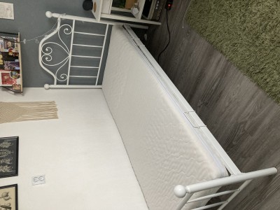 Kovová posteľ s roštom a matracom