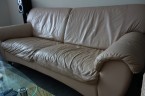 Kožená sedačka (gauč) s kreslami a taburetkou