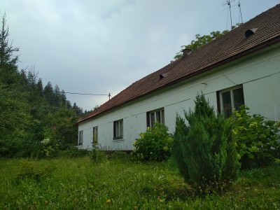 Veľký pozemok s rodinným domom a záhradami