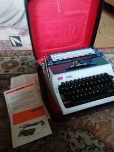 Kufrikovy pisaci stroj Erika