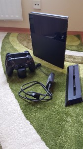 PS4 BLACK, stojan, nabíjačka na joysticky, 2x joys