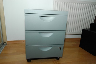 Skrinka šedá kovová do pracovne