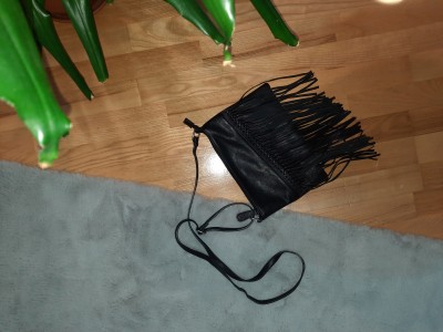 Dámska čierna kabelka s strapcami