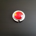 Červený hák na zavesenie kabelky