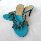 Sandálky na podpätku s korálkami a krížkom Baťa ve