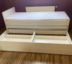 Rozkladacia biela posteľ