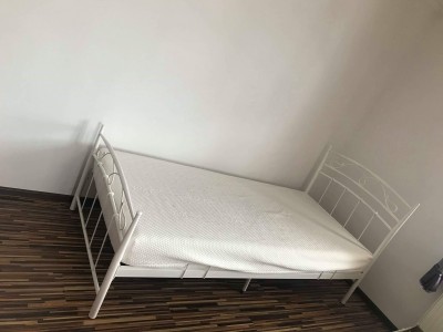 Kovová posteľ s matracom