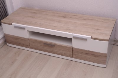 Skrinka pod TV z Decodomu, biela vysoký lesk a dub