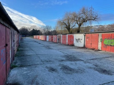 DÁM DO PRENÁJMU GARÁŽ NA PIONIERSKEJ UL.V BA