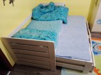 Detská posteľ s prístelkou a zábranou
