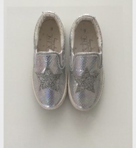 27-Next nenosené tenisky.