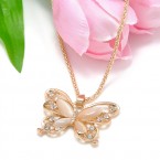 Elegantná retiazka s opálovým motýľom