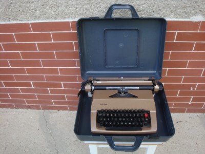 Kufríkový písací stroj zn. CONSUL - model 2226