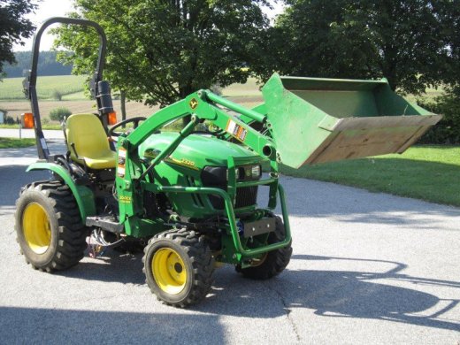 John Deere 2320 traktor s príslušenstvom
