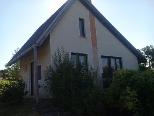 Na predaj veľký pozemok v Leviciach s chatkou