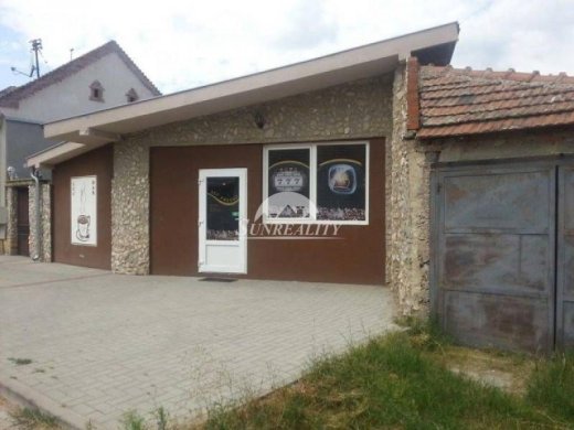 Prerobený rodinný dom s kaviárňou na predaj v Komá