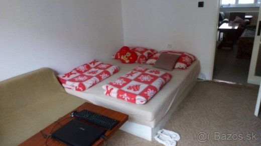 Hľadáme 2 osoby do neprechodnej izby v KE