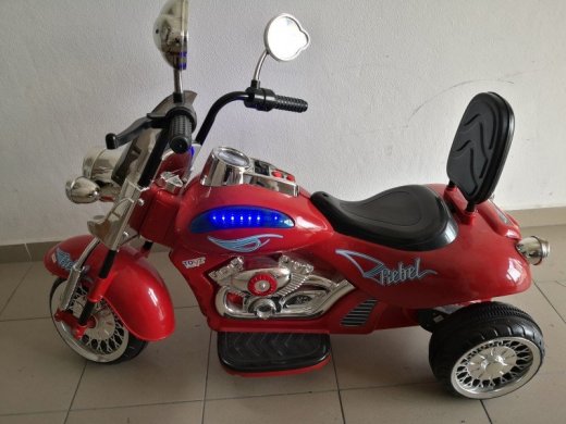 Červená motorka