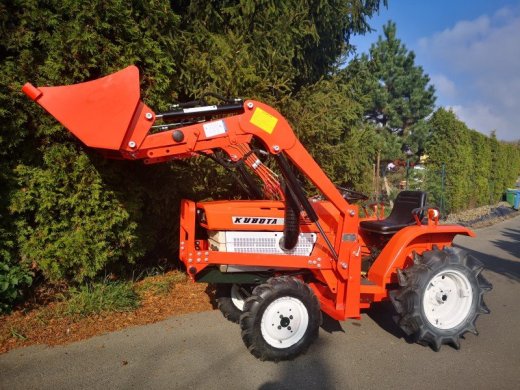 Malotraktor Kubota B1400DT s čelním nakladačem
